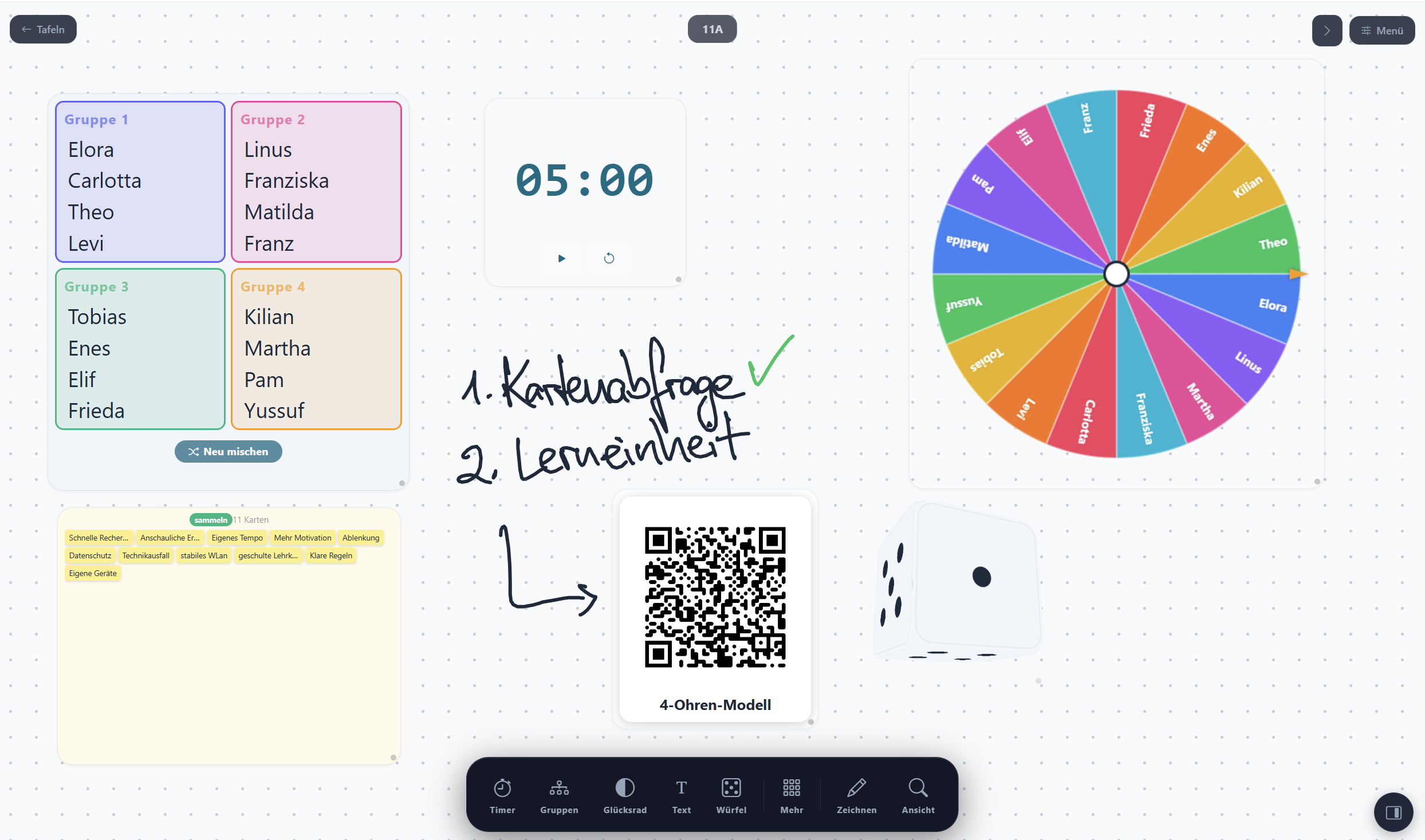Widget-Tafel mit Gruppenbildung, Timer, Glücksrad mit Namen, eingebetteter Kartenabfrage, QR-Code, Würfel und handschriftlichen Notizen